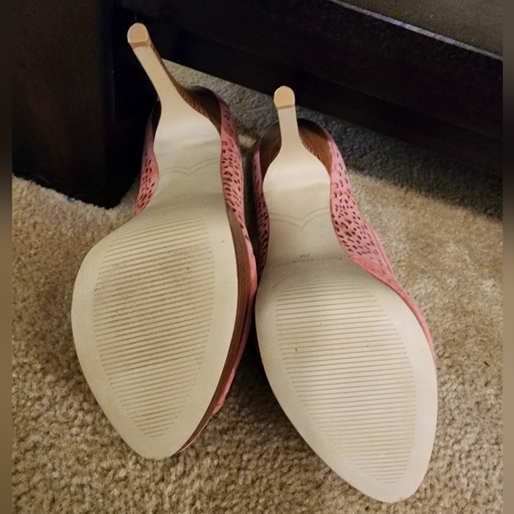 Enzo Angiolini Sully Pink Suede Laser Cut Peep-toe Pumps - Picture 6 of 9